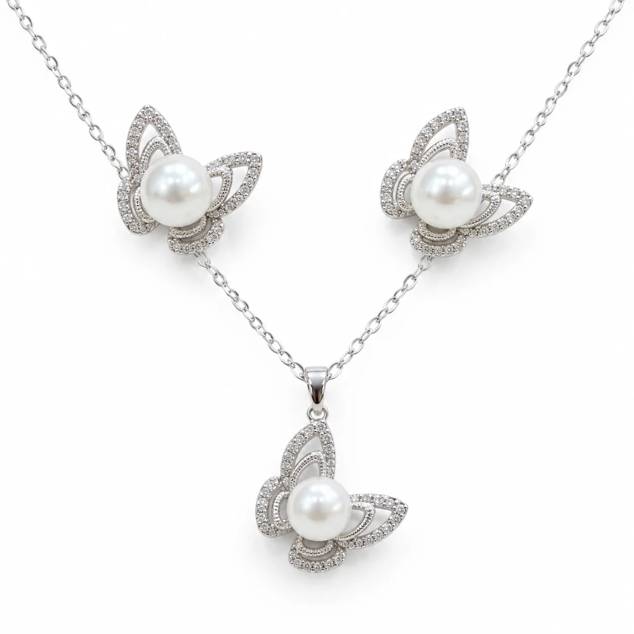 Set di collana e orecchini color argento con farfalla traforata e perle bianche effetto madreperla